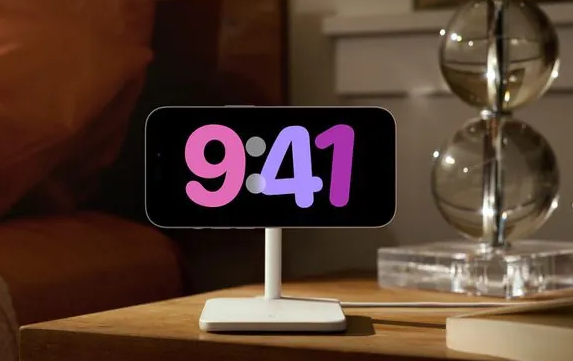 三星发布创意视频调侃iPhone闹钟问题，展示自家产品优势